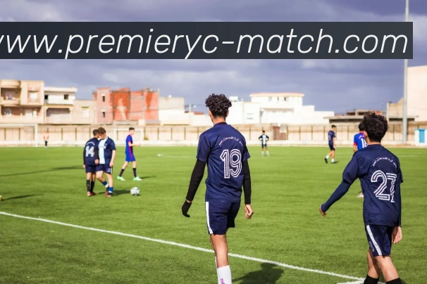 观赛礼仪受质疑篮球赛场边球迷不雅举动引发现场观众侧目